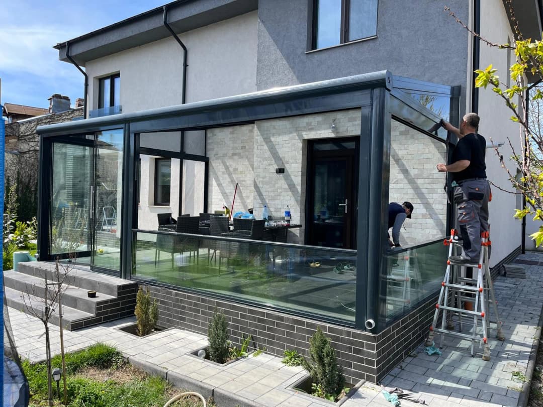 Echipa Dexwin Craiova - specialiști în montaj geamuri termopan și uși PVC